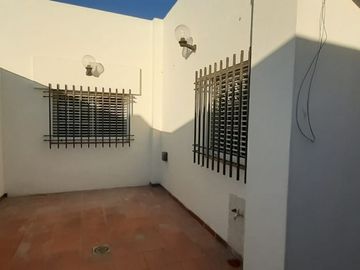 VENDO CASA CON COMPLEJO DE COCHERAS BARRIO MERCANTIL