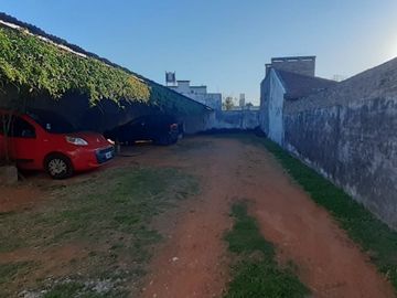 VENDO CASA CON COMPLEJO DE COCHERAS BARRIO MERCANTIL