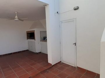 VENDO CASA CON COMPLEJO DE COCHERAS BARRIO MERCANTIL