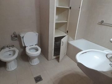 VENDO CASA CON COMPLEJO DE COCHERAS BARRIO MERCANTIL