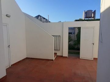 VENDO CASA CON COMPLEJO DE COCHERAS BARRIO MERCANTIL