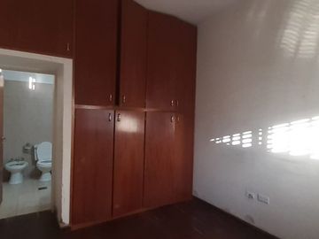 VENDO CASA CON COMPLEJO DE COCHERAS BARRIO MERCANTIL