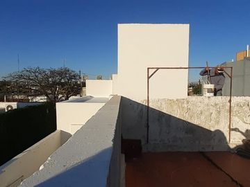 VENDO CASA CON COMPLEJO DE COCHERAS BARRIO MERCANTIL