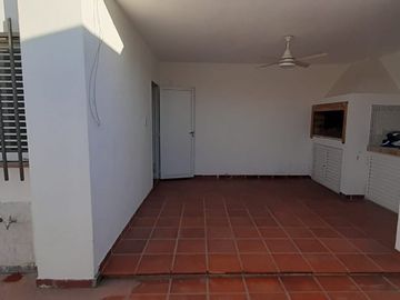 VENDO CASA CON COMPLEJO DE COCHERAS BARRIO MERCANTIL