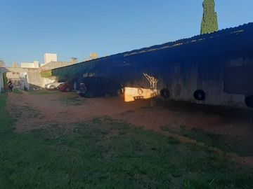 VENDO CASA CON COMPLEJO DE COCHERAS BARRIO MERCANTIL