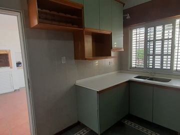VENDO CASA CON COMPLEJO DE COCHERAS BARRIO MERCANTIL