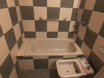 VENDO CASA CON COMPLEJO DE COCHERAS BARRIO MERCANTIL