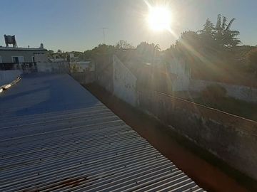 VENDO CASA CON COMPLEJO DE COCHERAS BARRIO MERCANTIL