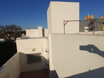 VENDO CASA CON COMPLEJO DE COCHERAS BARRIO MERCANTIL