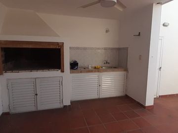VENDO CASA CON COMPLEJO DE COCHERAS BARRIO MERCANTIL