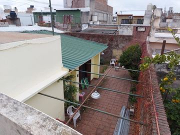 Venta Casa estilo Uruguay 1300, 4/5 habitaciones, garage, quincho, parrillero. Excelente calidad.