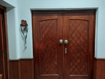 Venta Casa estilo Uruguay 1300, 4/5 habitaciones, garage, quincho, parrillero. Excelente calidad.