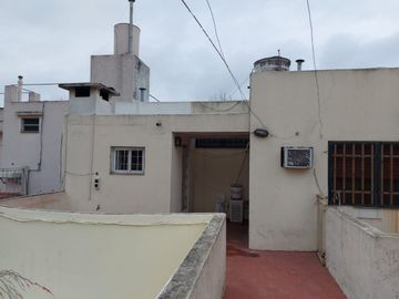 Venta Casa estilo Uruguay 1300, 4/5 habitaciones, garage, quincho, parrillero. Excelente calidad.