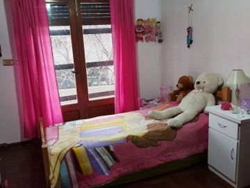 Venta Casa estilo Uruguay 1300, 4/5 habitaciones, garage, quincho, parrillero. Excelente calidad.