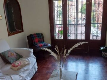 Venta Casa estilo Uruguay 1300, 4/5 habitaciones, garage, quincho, parrillero. Excelente calidad.