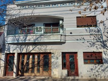 Venta Casa estilo Uruguay 1300, 4/5 habitaciones, garage, quincho, parrillero. Excelente calidad.