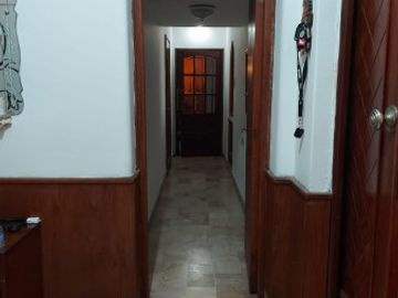 Venta Casa estilo Uruguay 1300, 4/5 habitaciones, garage, quincho, parrillero. Excelente calidad.
