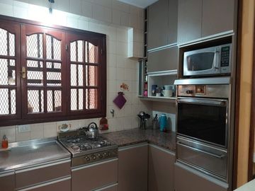 Venta Casa estilo Uruguay 1300, 4/5 habitaciones, garage, quincho, parrillero. Excelente calidad.