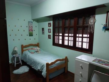 Venta Casa estilo Uruguay 1300, 4/5 habitaciones, garage, quincho, parrillero. Excelente calidad.