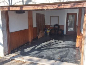 Venta Casa estilo Uruguay 1300, 4/5 habitaciones, garage, quincho, parrillero. Excelente calidad.