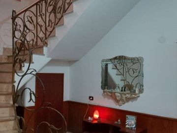 Venta Casa estilo Uruguay 1300, 4/5 habitaciones, garage, quincho, parrillero. Excelente calidad.