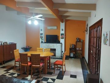 Venta Casa estilo Uruguay 1300, 4/5 habitaciones, garage, quincho, parrillero. Excelente calidad.