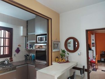Venta Casa estilo Uruguay 1300, 4/5 habitaciones, garage, quincho, parrillero. Excelente calidad.