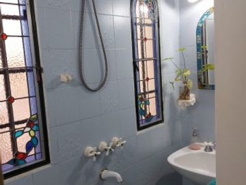 Venta Casa estilo Uruguay 1300, 4/5 habitaciones, garage, quincho, parrillero. Excelente calidad.