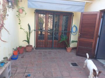 Venta Casa estilo Uruguay 1300, 4/5 habitaciones, garage, quincho, parrillero. Excelente calidad.
