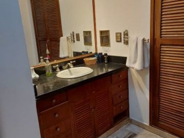 Venta Casa estilo Uruguay 1300, 4/5 habitaciones, garage, quincho, parrillero. Excelente calidad.