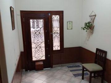 Venta Casa estilo Uruguay 1300, 4/5 habitaciones, garage, quincho, parrillero. Excelente calidad.