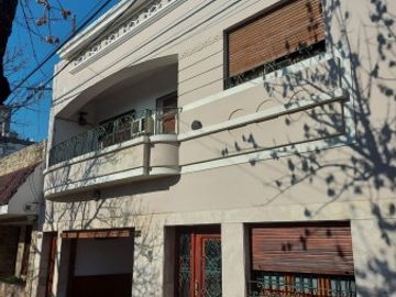 Venta Casa estilo Uruguay 1300, 4/5 habitaciones, garage, quincho, parrillero. Excelente calidad.