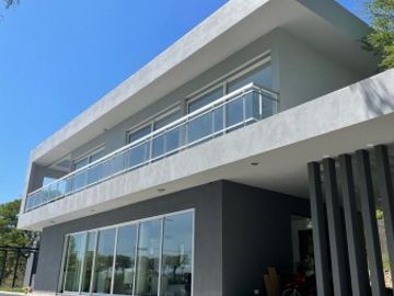 SE VENDE CASA A ESTRENAR PUERTO URQUIZA