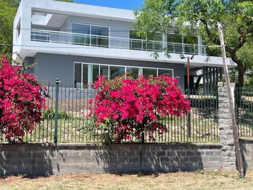 SE VENDE CASA A ESTRENAR PUERTO URQUIZA