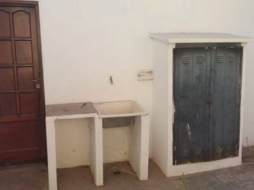 SE VENDE CASA. CALLE 12 E/ 123 Y 125 - BÂ° MITRE.