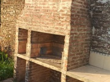 SE VENDE CASA. CALLE 12 E/ 123 Y 125 - BÂ° MITRE.