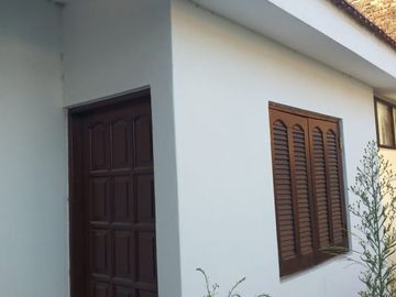 SE VENDE CASA. CALLE 12 E/ 123 Y 125 - BÂ° MITRE.