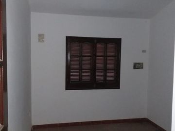 SE VENDE CASA. CALLE 12 E/ 123 Y 125 - BÂ° MITRE.