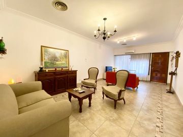 Navarro 1600 â¼ï¸ Chalet 4 ambientes! Acepta Permuta