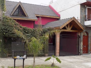 CHALET DE 4 AMBIENTES DESARROLLADO EN 2 PLANTAS. EXCELENTE ESTADO.