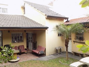 CHALET DE 4 AMBIENTES DESARROLLADO EN 2 PLANTAS. EXCELENTE ESTADO.