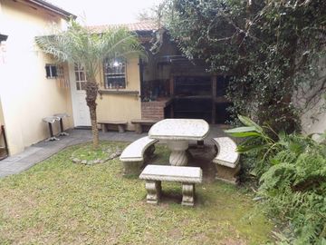 CHALET DE 4 AMBIENTES DESARROLLADO EN 2 PLANTAS. EXCELENTE ESTADO.