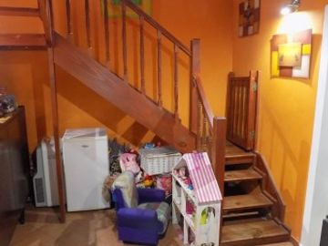 CHALET DE 4 AMBIENTES DESARROLLADO EN 2 PLANTAS. EXCELENTE ESTADO.