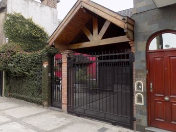 CHALET DE 4 AMBIENTES DESARROLLADO EN 2 PLANTAS. EXCELENTE ESTADO.