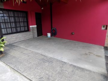 CHALET DE 4 AMBIENTES DESARROLLADO EN 2 PLANTAS. EXCELENTE ESTADO.