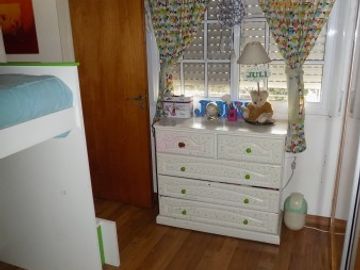 CHALET DE 4 AMBIENTES DESARROLLADO EN 2 PLANTAS. EXCELENTE ESTADO.