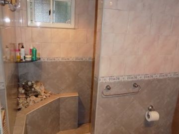 CHALET DE 4 AMBIENTES DESARROLLADO EN 2 PLANTAS. EXCELENTE ESTADO.