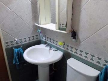 CHALET DE 4 AMBIENTES DESARROLLADO EN 2 PLANTAS. EXCELENTE ESTADO.