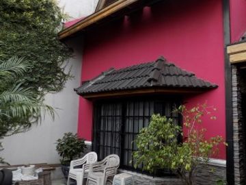 CHALET DE 4 AMBIENTES DESARROLLADO EN 2 PLANTAS. EXCELENTE ESTADO.