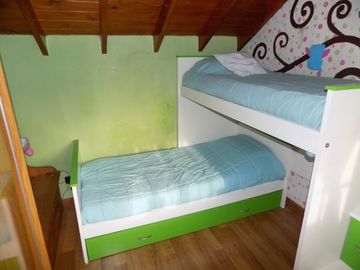 CHALET DE 4 AMBIENTES DESARROLLADO EN 2 PLANTAS. EXCELENTE ESTADO.